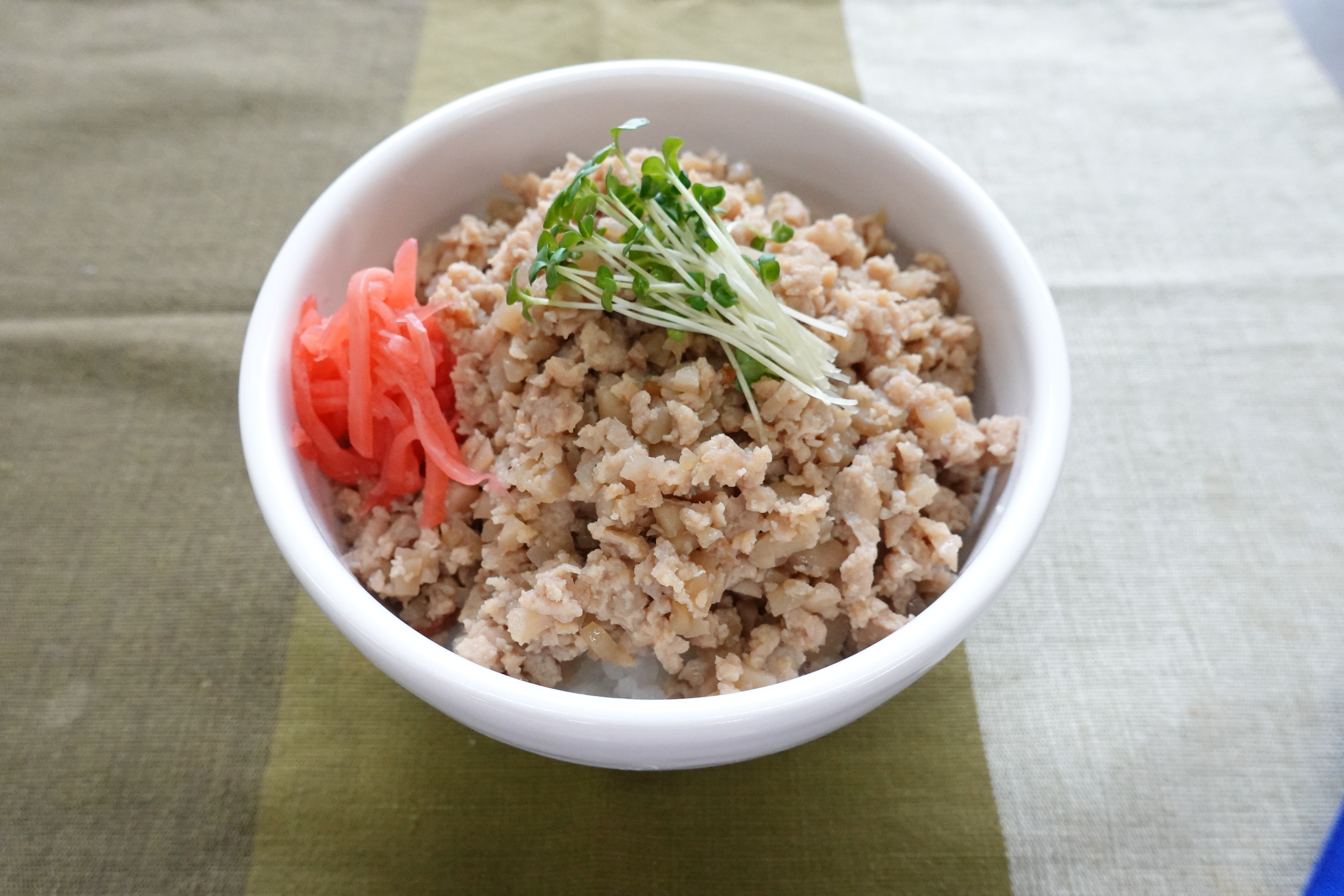 豚ひき肉とレンコンのそぼろ丼の画像